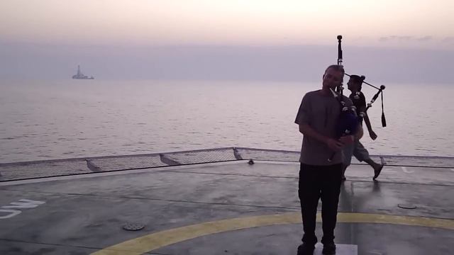 Bagpipe Bob in Baku.MP4 смотреть онлайн