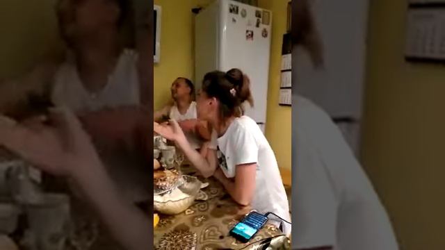 Хорошо и весело поет! Песня про ландыши!! смотреть онлайн