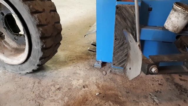 Как разобрать колесо от погрузчика смотреть онлайн
