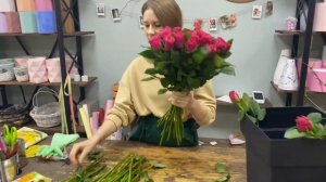 Как собрать букет из 55 роз / ленточка в горошек