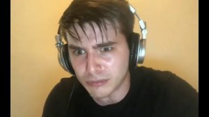 парень стучит по клавиатуре (мем)