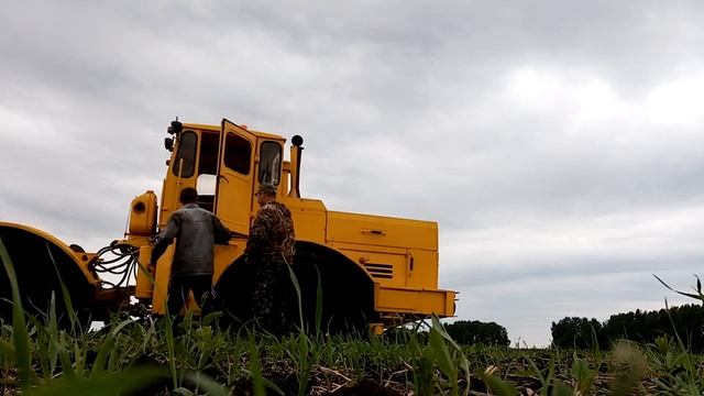 Выбираемся из грязевого капкана на к-700 смотреть онлайн
