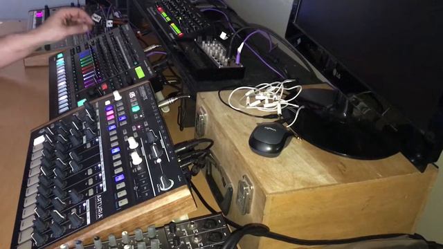 Arturia Drumbrute + Minibrute 2S, Roland TR-8S + SE-02, Cyclone Analogic TT-303 Bass Bot V.2 смотреть онлайн