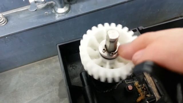Replacing rack's drive gear on Noritsu QSS 3411 смотреть онлайн