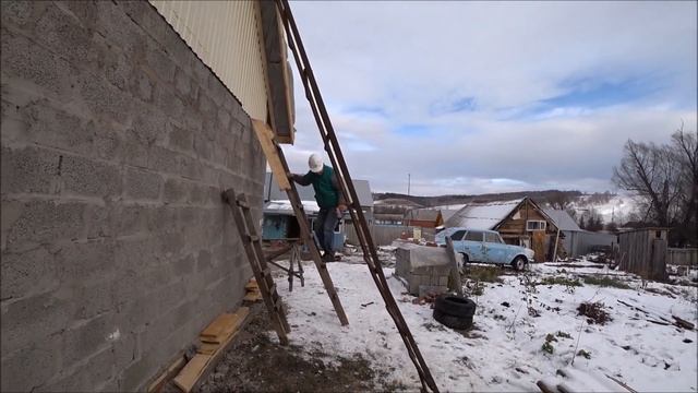 Фронтон из профнастила строительство гаража  Дом в деревне будни в деревне.