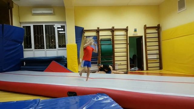 Пересвет делает сальто назад с одной ноги смотреть онлайн