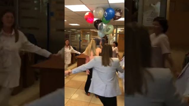 При заказе цветов от 1500₽ мишка курьер вручит букет под музыку и станцует 203-66-99 смотреть онлайн