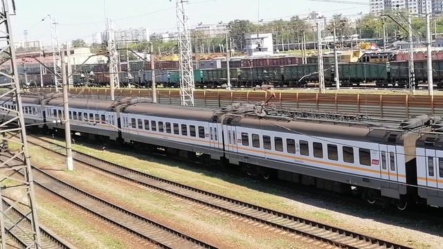 Тепловоз ТГМ4Б-0605 буксирует электропоезд ЭП2Д-0031 "ЦППК". смотреть онлайн