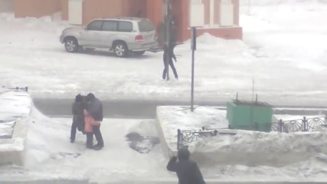 Очень сильный ветер сдувает всех подряд смотреть онлайн