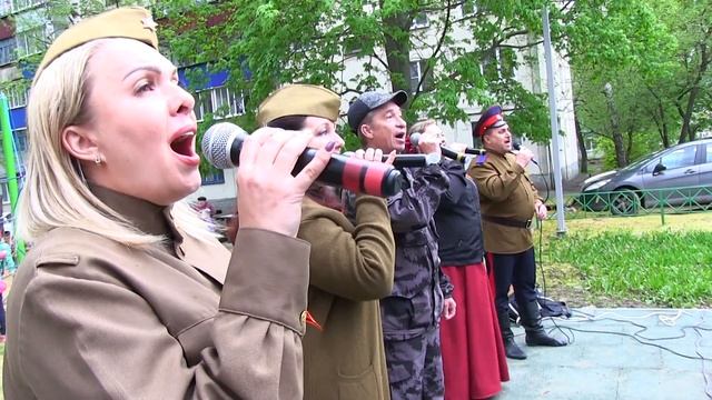 Поём двором — самое удачное мероприятие ко Дню Победы 2020 смотреть онлайн