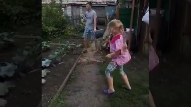 Омская третьеклассница стала звездой соцсетей с танцем в огороде смотреть онлайн