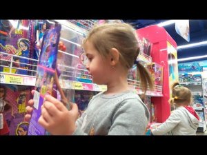 ВЛОГ Москва День 3 Алина идет в ТРЦ РИВЬЕРА Покупаем игрушки Гуляем VLOG