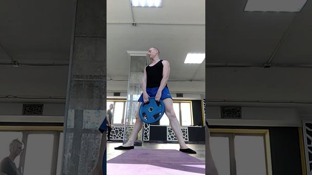 Статика. Сумо или Плие с задержкой внизу с 20 кг блином. Квадрицепс. Блин. Отрыв пяток в плие.