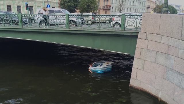 ПО РЕКАМ СПБ НА НАДУВНОМ БАССЕЙНЕ ЗА ДОЛГО ДО ПОЯВЛЕНИЯ ТАМ САПОВ смотреть онлайн