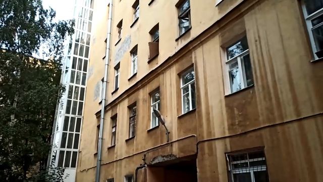 В Питере жить. Утилизация старого дивана через окно в Санкт-Петербурге.))) смотреть онлайн