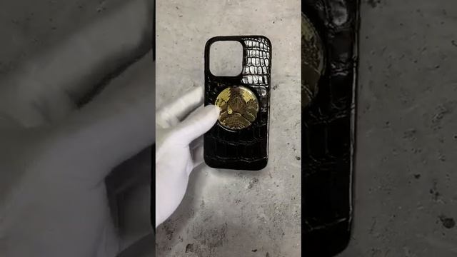 Чёрный кожаный чехол из крокодила с гербом республики Беларусь Mobcase 1797 для iPhone 14 Pro Max смотреть онлайн