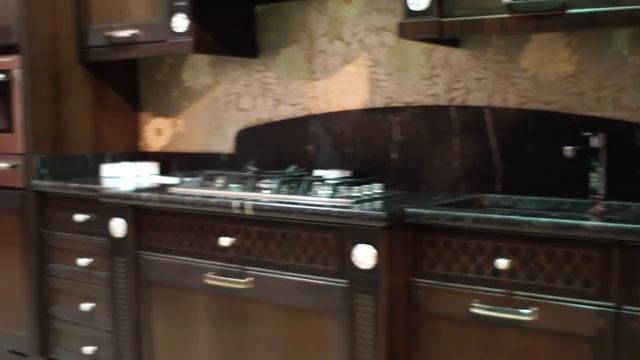 Взгляд на экспозиции сантехники, мебели и освещения смотреть онлайн