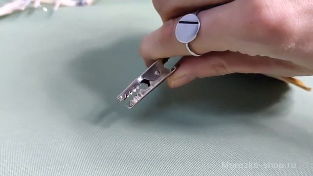 Украшение БАРХАТНАЯ РОЗА на клипсе, полиэстер, золотистая охра, 18х12 см  1075098