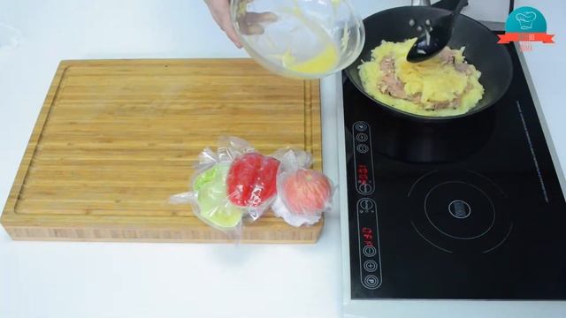 Куриная котлета в картофельной шубке с овощным салатом смотреть онлайн