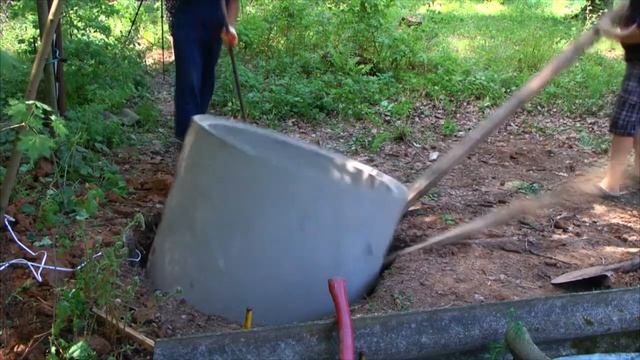 Как безопасно опустить в яму бетонные кольца 600 кг без тали, манипулятора и другой спецтехники смотреть онлайн