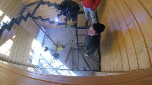 Монтаж металлического каркаса лестницы в деревянном доме.