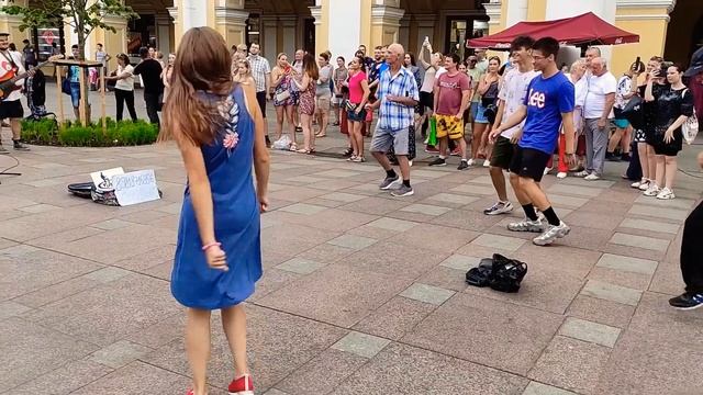 Группа "Висконти" выступает на Невском проспекте с песней "Кукла колдуна" - Король и Шут... смотреть онлайн