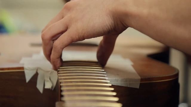 Замена ладов на акустической гитаре в гитарной мастерской FRET WORKSHOP | Павел Степанов | MuzClass смотреть онлайн