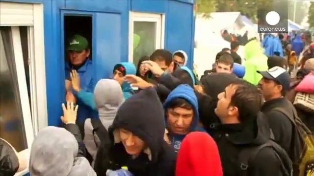 Около 10 тысяч беженцев не могут двинуться из Сербии дальше в Западную Европу