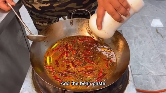 Brother Monkey used 20 pounds of beef bones to make soy sauce bones, and it was a blast! смотреть онлайн