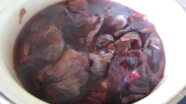 Как покрасить яйца луковой шелухой на Пасху. Натуральный краситель для яиц. смотреть онлайн