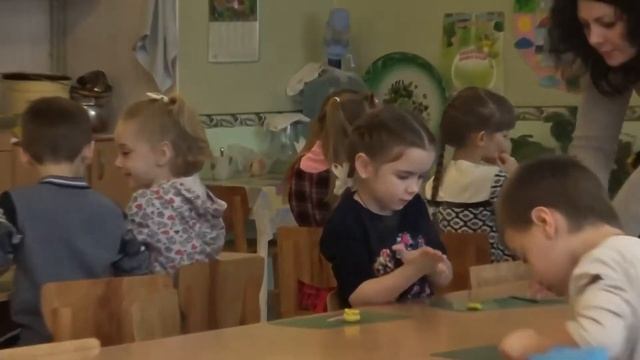 Лепим каравай из пластилина