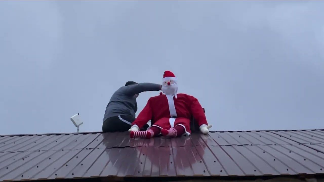 Дед мороз на крыше. Устанавливаем Санта клауса. С новым 2024 годом. смотреть онлайн