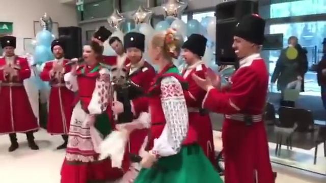 Денис Лебедев отметил рождение сына танцем с казаками и казачками смотреть онлайн
