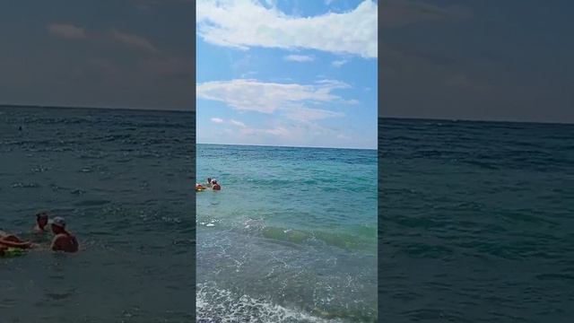 Чёрное море, пляжи битком, море тёплое, Геленджик п. Криница, отдых на чёрном море 2024 смотреть онлайн