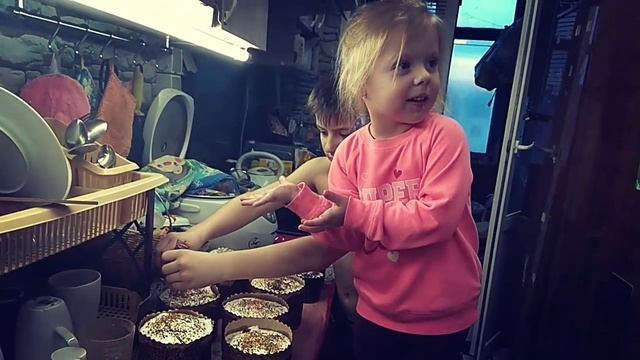 Пасха. Красим яйца. Печем куличи. Семья смотреть онлайн