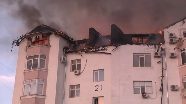 В 13 мкр Актау горит жилой дом смотреть онлайн