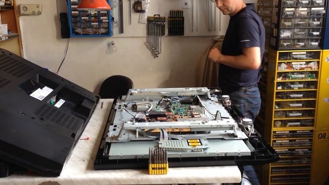 LCD TV PHILIPS 42PFL7662D/12 Inverter Board Reparatur