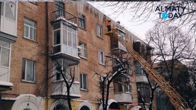 Нависшая опасность | Кто должен убирать сосульки? смотреть онлайн