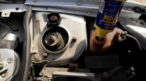 Ремонт радиатора. Заливаем житкий герметик в радиатор СТОП-ТЕЧЬ и проверяем работает он или НЕТ.