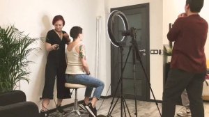 Лысая девочка. Меня побрили налысо. Мастер стрижки.