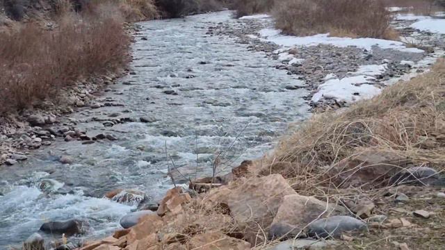 река "Шамшы "которая выходит прогретая до +11+13°С в городе Токмок, сейчас воды мало смотреть онлайн
