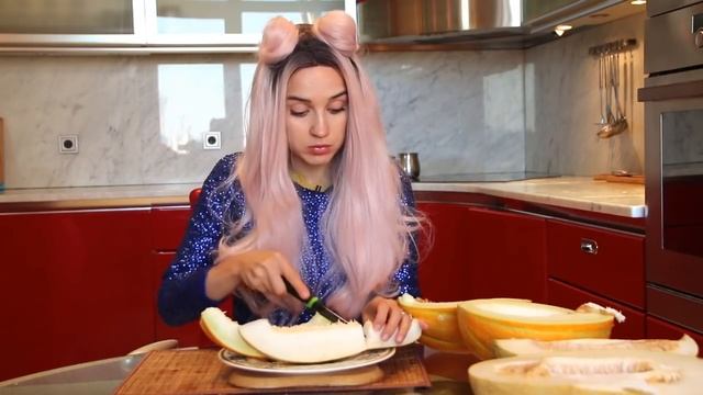 САМАЯ НЕОБЫЧНАЯ ДЫНЯ? ТЫ ДОЛЖЕН ЭТО ЗНАТЬ ! ДОРОГО ДЕШЕВО ЕДА смотреть онлайн