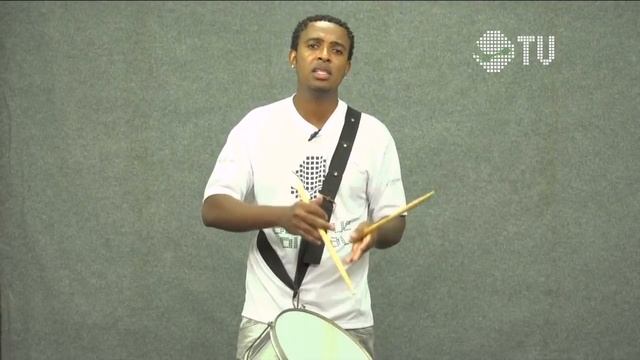 BATIDAS DE CAIXA DAS ESCOLAS DE SAMBA PARTE 2 DIFERENÇA NAS BATIDAS DE CAIXA EM BAIXO E PARTIDO смотреть онлайн