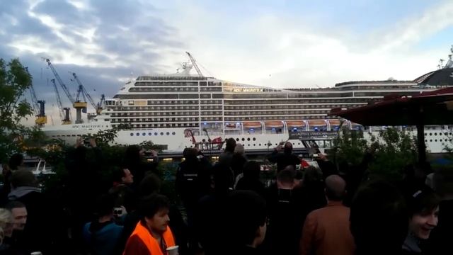 Круизный лайнер исполняет Seven Nation Army