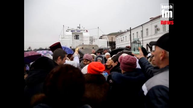 На Крещение смелые керчане окунулись в море смотреть онлайн