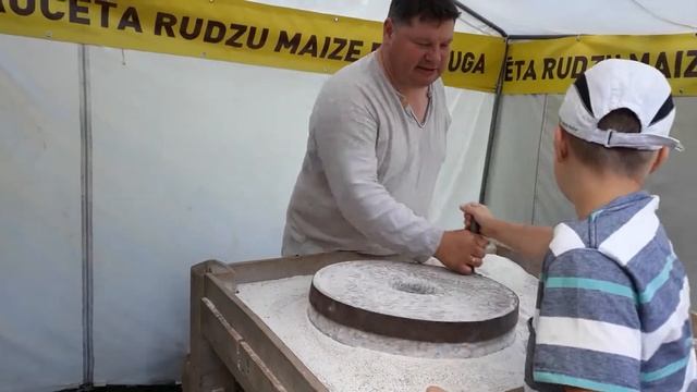 Ярмарка в Верманском парке... Мелем зерна в жерновах... Мастер-класс... смотреть онлайн