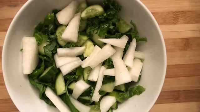 ЗОЖ Салат из Капусты Кале,Зелени, Огурца и белой Редиски Дайкон смотреть онлайн