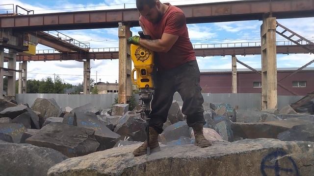 Бурим отверстия в граните под клинья. смотреть онлайн