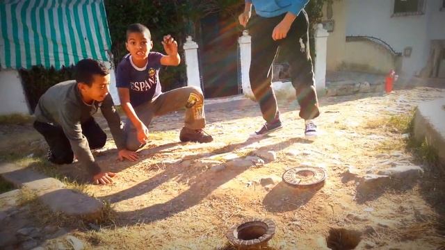 Les joueurs de billes de la Kasbah | Tanger, Maroc | Bike trip 2012 смотреть онлайн
