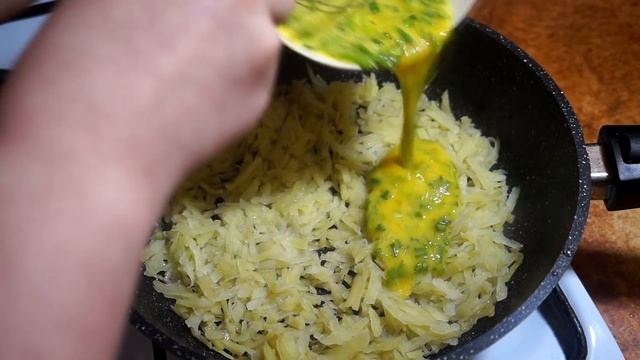 Если у вас есть небольшой кусочек колбасы, натрите её на тёрке и приготовьте это чудесное блюдо! смотреть онлайн